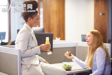 人,食品,工作场所,书桌,讨论_484171032_working lunch_创意图片_Getty Images China 人,食品,工作场所,书桌,讨论_484171032_working lunch_创意图片_Getty Images China