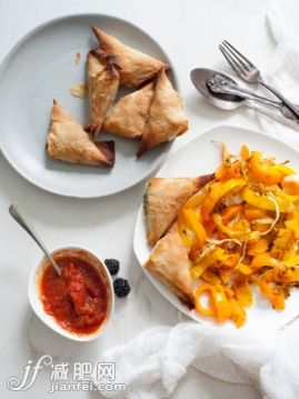 饮食,食品,餐具,影棚拍摄,盘子_505331355_Pepper salad with filo triangles_创意图片_Getty Images China 饮食,食品,餐具,影棚拍摄,盘子_505331355_Pepper salad with filo triangles_创意图片_Getty Images China