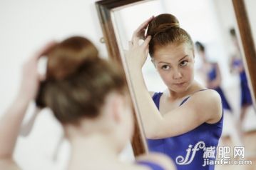 人,镜子,室内,棕色头发,四肢_502368981_Ballet dancer tying hair in bun in mirror._创意图片_Getty Images China 人,镜子,室内,棕色头发,四肢_502368981_Ballet dancer tying hair in bun in mirror._创意图片_Getty Images China
