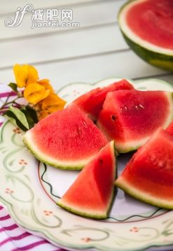 红色,水果,瓜,西瓜,摄影_562544111_Cut watermelon on plate_创意图片_Getty Images China 红色,水果,瓜,西瓜,摄影_562544111_Cut watermelon on plate_创意图片_Getty Images China