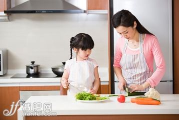 女儿,母亲,准备食物,家庭生活,亲情_899ce3c99_妈妈和女儿一起做饭_创意图片_Getty Images China 女儿,母亲,准备食物,家庭生活,亲情_899ce3c99_妈妈和女儿一起做饭_创意图片_Getty Images China
