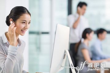 女商人,计算机,蓝牙,耳麦,视频会议_d4c9c6403_年轻商务女士戴着蓝牙耳机工作_创意图片_Getty Images China 女商人,计算机,蓝牙,耳麦,视频会议_d4c9c6403_年轻商务女士戴着蓝牙耳机工作_创意图片_Getty Images China