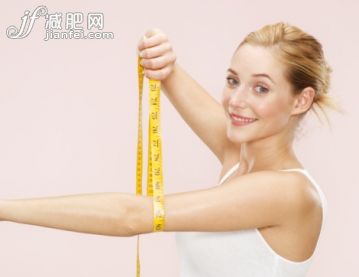 人,测量工具,影棚拍摄,20到24岁,金色头发_98541664_woman holding measuring tape around her arm_创意图片_Getty Images China 人,测量工具,影棚拍摄,20到24岁,金色头发_98541664_woman holding measuring tape around her arm_创意图片_Getty Images China