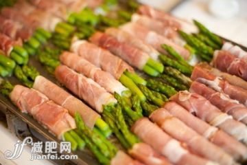 开胃品,自制的,摄影,饮食,餐盘_129796250_prosciutto wrapped asparagus_创意图片_Getty Images China