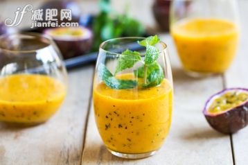 饮食,饮料,甜食,早餐,果汁_560148473_Mango with Passion fruit smoothie_创意图片_Getty Images China 饮食,饮料,甜食,早餐,果汁_560148473_Mango with Passion fruit smoothie_创意图片_Getty Images China