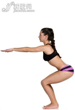 人,影棚拍摄,20到24岁,黑发,认真的_155137884_Hot Yoga Awkward pose (Utkatasana)_创意图片_Getty Images China 人,影棚拍摄,20到24岁,黑发,认真的_155137884_Hot Yoga Awkward pose (Utkatasana)_创意图片_Getty Images China