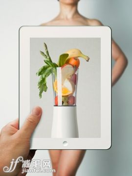 人,影棚拍摄,中间部分,45到49岁,手_534675601_Vegetables and fruits in mixer on tablet, and body_创意图片_Getty Images China