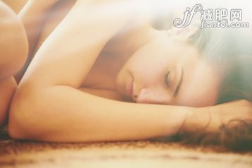 人,室内,住宅房间,20到24岁,棕色头发_474444534_Beautiful nude woman lying on the floor._创意图片_Getty Images China 人,室内,住宅房间,20到24岁,棕色头发_474444534_Beautiful nude woman lying on the floor._创意图片_Getty Images China