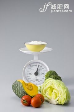 西兰花,瘦身,食品,饮食,健康食物_gic7208572_Bowl of rice being measured on a weight scale, with a variety of vegetables_创意图片_Getty Images China 西兰花,瘦身,食品,饮食,健康食物_gic7208572_Bowl of rice being measured on a weight scale, with a variety of vegetables_创意图片_Getty Images China