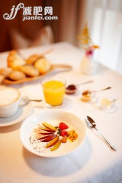 饮食,建筑结构,饮料,桌子,度假_508487721_Breakfast with muesli, cereals and orange juice, S. Cassiano, Alta Badia, Italy_创意图片_Getty Images China 饮食,建筑结构,饮料,桌子,度假_508487721_Breakfast with muesli, cereals and orange juice, S. Cassiano, Alta Badia, Italy_创意图片_Getty Images China