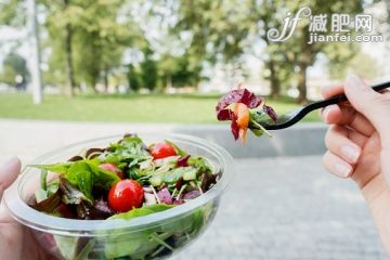 人,容器,食品,户外,25岁到29岁_535152213_POV Eating salad._创意图片_Getty Images China 人,容器,食品,户外,25岁到29岁_535152213_POV Eating salad._创意图片_Getty Images China