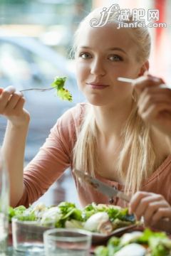 人,饮食,食品,银餐具,生活方式_140890708_Young blond woman eating salad_创意图片_Getty Images China
