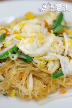 食品,旅游目的地,室内,面条,泰国文化_482215647_Pad Thai Noodles with egg, Bangkok, Thailand._创意图片_Getty Images China