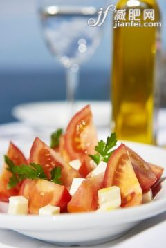 饮食,食品,户外,奶酪,沙拉_565247229_Tomato Salad_创意图片_Getty Images China 饮食,食品,户外,奶酪,沙拉_565247229_Tomato Salad_创意图片_Getty Images China