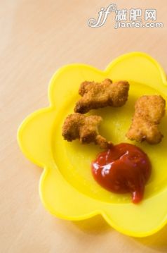 饮食,不健康食物,视角,构图,图像_200525393-001_Fried chicken pieces and ketchup on plate, overhead view_创意图片_Getty Images China 饮食,不健康食物,视角,构图,图像_200525393-001_Fried chicken pieces and ketchup on plate, overhead view_创意图片_Getty Images China