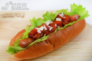 饮食,影棚拍摄,香肠,热狗,摄影_498161753_Chili hot dog_创意图片_Getty Images China