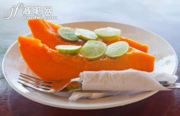 饮食,家具,食品,桌子,生活方式_148913219_Fresh tropical pawpaw with lime._创意图片_Getty Images China 饮食,家具,食品,桌子,生活方式_148913219_Fresh tropical pawpaw with lime._创意图片_Getty Images China