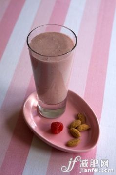 饮料,食品,盘子,早餐,条纹_560190043_Raspberry and almond smoothie_创意图片_Getty Images China 饮料,食品,盘子,早餐,条纹_560190043_Raspberry and almond smoothie_创意图片_Getty Images China