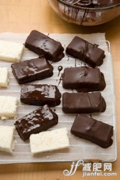 甜食,糖果,烹调,融化,摄影_512925343_Coconut bars on cooling rack_创意图片_Getty Images China 甜食,糖果,烹调,融化,摄影_512925343_Coconut bars on cooling rack_创意图片_Getty Images China