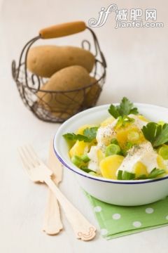 饮食,影棚拍摄,餐巾,餐刀,叉_160923509_Potato salad garnished with spring onions, parsley and mayonnaise, close up_创意图片_Getty Images China 饮食,影棚拍摄,餐巾,餐刀,叉_160923509_Potato salad garnished with spring onions, parsley and mayonnaise, close up_创意图片_Getty Images China