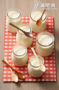 桌子,广口瓶,奶制品,室内,桌布_559482537_yogurt_创意图片_Getty Images China 桌子,广口瓶,奶制品,室内,桌布_559482537_yogurt_创意图片_Getty Images China
