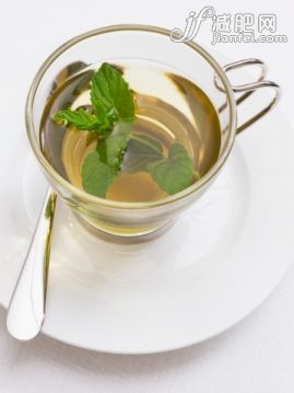 饮料,影棚拍摄,汤匙,杯,茶碟_83113396_Green tea_创意图片_Getty Images China 饮料,影棚拍摄,汤匙,杯,茶碟_83113396_Green tea_创意图片_Getty Images China
