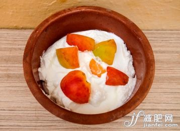室内,碗,酸奶,早餐,白昼_561065411_Bowl of Greek yogurt with apricot_创意图片_Getty Images China 室内,碗,酸奶,早餐,白昼_561065411_Bowl of Greek yogurt with apricot_创意图片_Getty Images China