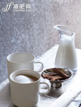 饮料,食品,奶制品,室内,杯_166626120_Cup of Cafe de Olla with pitcher of steamed milk_创意图片_Getty Images China 饮料,食品,奶制品,室内,杯_166626120_Cup of Cafe de Olla with pitcher of steamed milk_创意图片_Getty Images China