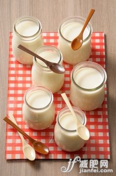 桌子,广口瓶,奶制品,室内,桌布_559482537_yogurt_创意图片_Getty Images China 桌子,广口瓶,奶制品,室内,桌布_559482537_yogurt_创意图片_Getty Images China