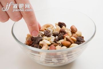 影棚拍摄,室内,碗,手,白人_75941667_Young woman picking at a bowl of nuts_创意图片_Getty Images China 影棚拍摄,室内,碗,手,白人_75941667_Young woman picking at a bowl of nuts_创意图片_Getty Images China