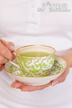 人,饮食,影棚拍摄,中间部分,25岁到29岁_565877209_Caucasian woman holding cup of tea and saucer_创意图片_Getty Images China 人,饮食,影棚拍摄,中间部分,25岁到29岁_565877209_Caucasian woman holding cup of tea and saucer_创意图片_Getty Images China