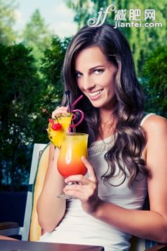 橙色,人,饮食,休闲装,饮料_167297173_Beautiful woman relaxing with summer drink_创意图片_Getty Images China 橙色,人,饮食,休闲装,饮料_167297173_Beautiful woman relaxing with summer drink_创意图片_Getty Images China