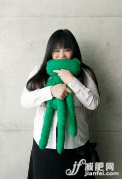 人,衣服,着装得体,影棚拍摄,室内_88180642_Fat businesswoman holding stuffed doll_创意图片_Getty Images China