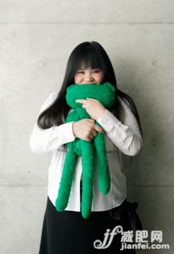 人,衣服,着装得体,影棚拍摄,室内_88180642_Fat businesswoman holding stuffed doll_创意图片_Getty Images China 人,衣服,着装得体,影棚拍摄,室内_88180642_Fat businesswoman holding stuffed doll_创意图片_Getty Images China