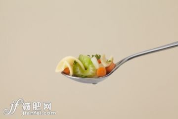 饮食,食品,影棚拍摄,汤匙,面条_160636305_Vegetable Noodle Soup_创意图片_Getty Images China 饮食,食品,影棚拍摄,汤匙,面条_160636305_Vegetable Noodle Soup_创意图片_Getty Images China
