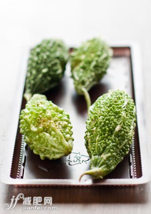 吃什么减肥：夏季选双菇苦瓜丝