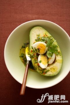 饮食,影棚拍摄,碗,蔬菜,芫荽叶_152831127_Avocado stuffed with quail's eggs, close-up_创意图片_Getty Images China 饮食,影棚拍摄,碗,蔬菜,芫荽叶_152831127_Avocado stuffed with quail's eggs, close-up_创意图片_Getty Images China