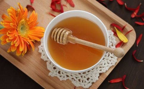 喝蜂蜜水可以减肥吗 蜂蜜水怎么喝可以减肥呢 喝蜂蜜水要注意哪些事项