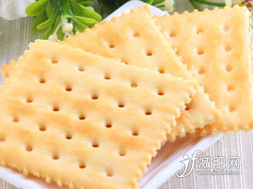 减肥早餐最好吃什么 牛奶+苏打饼干.jpg