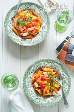 饮食,食品,餐具,盘子,晚餐_555359287_Penne with radish_创意图片_Getty Images China 饮食,食品,餐具,盘子,晚餐_555359287_Penne with radish_创意图片_Getty Images China