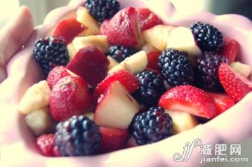 人,饮食,室内,碗,手指_115307581_Fruit salad_创意图片_Getty Images China 人,饮食,室内,碗,手指_115307581_Fruit salad_创意图片_Getty Images China