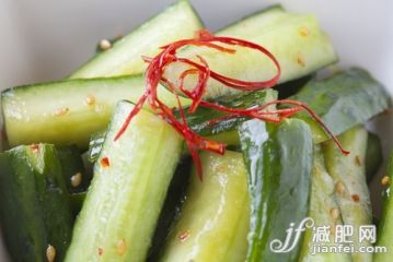 黄瓜,红辣椒,切片食物,碎纸,种子_gic12516923_Sliced cucumber with red chili pepper, close-up_创意图片_Getty Images China 黄瓜,红辣椒,切片食物,碎纸,种子_gic12516923_Sliced cucumber with red chili pepper, close-up_创意图片_Getty Images China