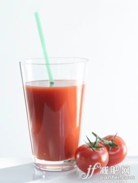 生活方式,影棚拍摄,西红柿,健康生活方式,吸管_112296965_Glass of tomato juice and two tomatoes_创意图片_Getty Images China 生活方式,影棚拍摄,西红柿,健康生活方式,吸管_112296965_Glass of tomato juice and two tomatoes_创意图片_Getty Images China