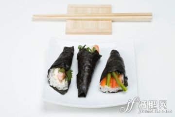 食品,海产,饮食,影棚拍摄,室内_83955771_Temaki sushi on sushi plate with chopsticks_创意图片_Getty Images China 食品,海产,饮食,影棚拍摄,室内_83955771_Temaki sushi on sushi plate with chopsticks_创意图片_Getty Images China