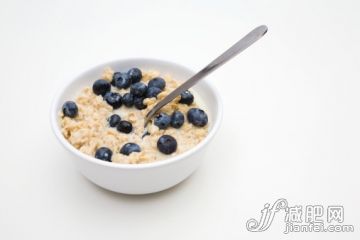 影棚拍摄,室内,汤匙,碗,早餐_84781529_Porridge and blueberries_创意图片_Getty Images China 影棚拍摄,室内,汤匙,碗,早餐_84781529_Porridge and blueberries_创意图片_Getty Images China