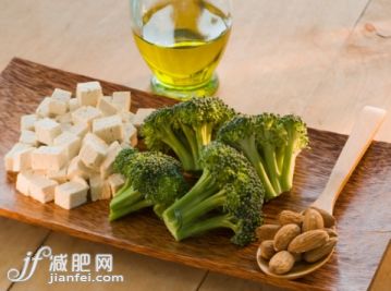 SPA,饮食,影棚拍摄,汤匙,血压计_sb10068684aj-001_Tofu, almonds, broccoli and olive oil, still life_创意图片_Getty Images China SPA,饮食,影棚拍摄,汤匙,血压计_sb10068684aj-001_Tofu, almonds, broccoli and olive oil, still life_创意图片_Getty Images China