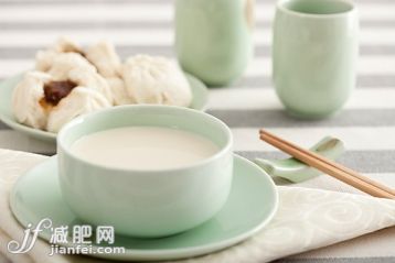 食品,豆奶,热饮,早餐,东亚文化_77dbb9df7_豆浆和叉烧包_创意图片_Getty Images China 食品,豆奶,热饮,早餐,东亚文化_77dbb9df7_豆浆和叉烧包_创意图片_Getty Images China
