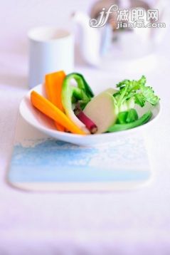 开胃品,油菜科,甘蓝类,胡萝卜,蔬菜沙拉_gic11103900_A plate of crudités including carrots, spring onion, kohlrabi and sugar snap peas_创意图片_Getty Images China 开胃品,油菜科,甘蓝类,胡萝卜,蔬菜沙拉_gic11103900_A plate of crudités including carrots, spring onion, kohlrabi and sugar snap peas_创意图片_Getty Images China