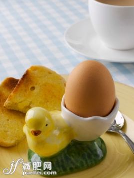 饮食,影棚拍摄,桌布,汤匙,马克杯_92929755_Soft-boiled egg in Easter egg cup_创意图片_Getty Images China 饮食,影棚拍摄,桌布,汤匙,马克杯_92929755_Soft-boiled egg in Easter egg cup_创意图片_Getty Images China