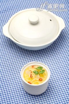 健康,健康生活方式,饮食,休闲,食品_192673e6b_放在木板上的汤_创意图片_Getty Images China 健康,健康生活方式,饮食,休闲,食品_192673e6b_放在木板上的汤_创意图片_Getty Images China